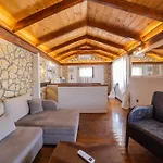 Апартаменты Stonewood House *